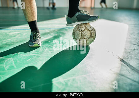 Close-up of indoor soccer player with ball Banque D'Images
