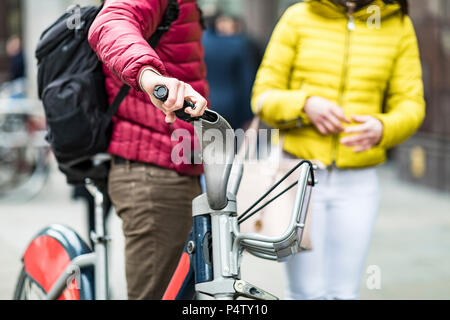 UK, Londres, l'homme avec location de vélo, vue partielle Banque D'Images