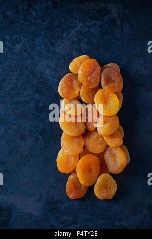 Abricots secs sur la masse sombre Banque D'Images