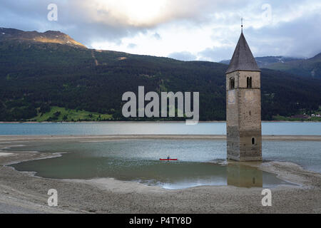 PAddlinghurch sous l'eau. Lac Reschensee Reschen, Lago di Resia. L'Italie, l'Europe, Südtirol Banque D'Images