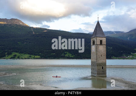 Sous l'eau, de l'église village noyé, paysage de montagnes et de pics en arrière-plan. Lac Reschensee Reschen, Lago di Resia. L'Italie, l'Europe, Südtirol Banque D'Images