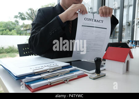 Déchirure d'affaires document de l'accord contrat au bureau. Banque D'Images