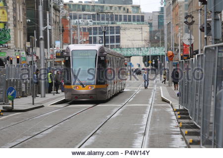 Les trains Luas dans le centre-ville de Dublin, Irlande Banque D'Images