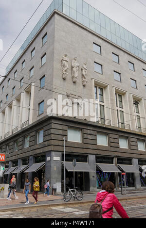 Milan, Italie Armani bâtiment à la Via Monte Napoleone, le quartier de la mode. Vue extérieure de Giorgio Armani Milano boutique détaillants à Via Alessandro Manzoni. Banque D'Images