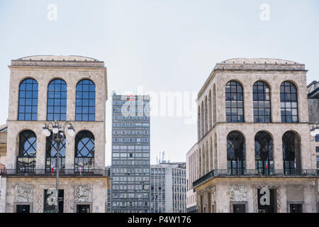 Milan, Italie Museo del Novecento vue sur la Piazza del Duomo. Vue extérieure de la façade du musée journée au palais Arengario dans main Milano square. Banque D'Images