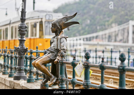 Une taille plus grande copie de la Petite Princesse statue créée par László Marton sur la promenade du Danube à Budapest, Hongrie. Banque D'Images