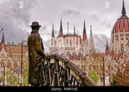 Statue d'Imre Nagy, près de la Maison du parlement hongrois à Budapest, Hongrie. La statue a été enlevé le 28 décembre, 2018. Banque D'Images