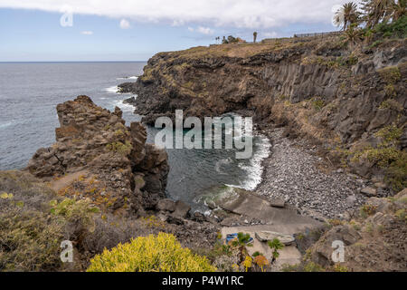 Vue sur la plage Playa de los Barqueros dans la partie nord de Tenerife, à Buenavista del Norte et sa formation de roches volcaniques le long de la mer. Banque D'Images