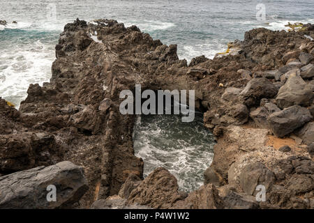 Vue sur la plage Playa de los Barqueros dans la partie nord de Tenerife, à Buenavista del Norte et sa formation de roches volcaniques le long de la mer. Banque D'Images