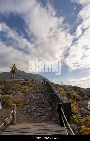 Vue sur la plage Playa de los Barqueros dans la partie nord de Tenerife, à Buenavista del Norte et sa formation de roches volcaniques le long de la mer. Banque D'Images