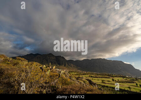 Vue sur la plage Playa de los Barqueros dans la partie nord de Tenerife, à Buenavista del Norte et sa formation de roches volcaniques le long de la mer. Banque D'Images