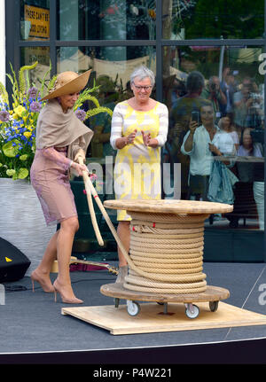 ENSCHEDE, Pays-Bas - 21 juin 2018 : La Reine des Pays-Bas Maxima au cours de la ré-ouverture d'une ancienne usine appelée 'La performance Factory'. Banque D'Images