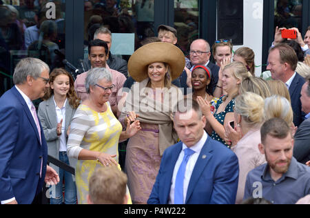 ENSCHEDE, Pays-Bas - 21 juin 2018 : La Reine des Pays-Bas Maxima au cours de la ré-ouverture d'une ancienne usine appelée 'La performance Factory'. Banque D'Images