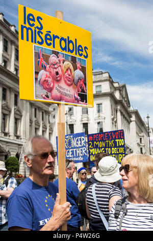 Londres, Royaume-Uni. 23 Juin 2018.Anti-Brexit mars et rassemblement pour un vote du peuple dans le centre de Londres. Manifestant est titulaire d'une affiche avec un art création par Jacques Tilly. Banque D'Images