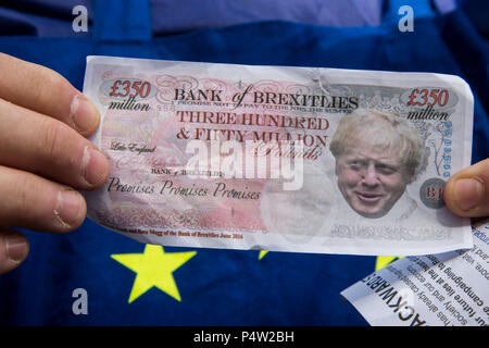 Londres, Royaume-Uni. 23 Juin 2018.Anti-Brexit mars et rassemblement pour un vote du peuple dans le centre de Londres. Visage de Boris Johnson sur un terrain de 350 millions de livre note. Banque D'Images