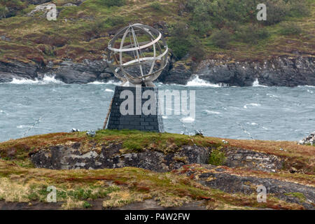 Globe marquant le cercle arctique, sur la petite île de Vikingen Banque D'Images