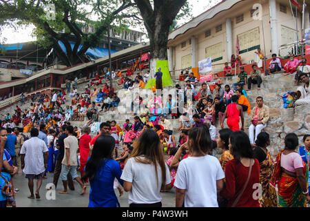 Guwahati, Inde. 22 Juin, 2018. Temple Kamakhya avec le rassemblement de passionnés à l'assemblée annuelle de l'Ambubachi festival à Guwahati, Assam, Inde. Des milliers de fidèles et saints hommes de partout au pays se rassemblent chaque année à la temple Kamakhya à Guwahati pour cela trois jours de festival. Le festival est célébré pour marquer la période de menstruation de la déesse au cours de laquelle le saint des saints du sanctuaire demeure fermé aux fidèles. Crédit : David Talukdar/Pacific Press/Alamy Live News Banque D'Images