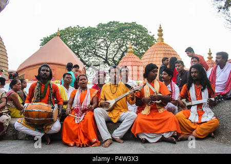 Guwahati, Inde. 22 Juin, 2018. Les dévots chantant chanson religius pendant le festival annuel en Ambubachi temple Kamakhya à Guwahati, Assam, Inde. Des milliers de fidèles et saints hommes de partout au pays se rassemblent chaque année à la temple Kamakhya à Guwahati pour cela trois jours de festival. Le festival est célébré pour marquer la période de menstruation de la déesse au cours de laquelle le saint des saints du sanctuaire demeure fermé aux fidèles. Crédit : David Talukdar/Pacific Press/Alamy Live News Banque D'Images