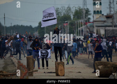 Vague de jeunes drapeaux islamique lors d'affrontements avec les forces indiennes dans la région de Srinagar après quatre rebelles et un civil a été tué lors d'une rencontre avec les forces indiennes dans Sirigufara Domaine du quartier sud de Cachemire Islamabad le vendredi matin, 22 juin 2018 . Forces canadiennes ont eu recours à des gaz lacrymogènes, ammunation live tiré des bombardements et des granulés de bois comme des milliers de personnes ont rejoint la procession funéraire et se sont affrontés avec les forces armées dans de nombreuses régions du Cachemire. Des dizaines de manifestants ont été blessés au cours des affrontements. Pendant ce temps, les autorités ont suspendu les services internet à Srinagar et quatre autres districts du cachemire à maintai Banque D'Images