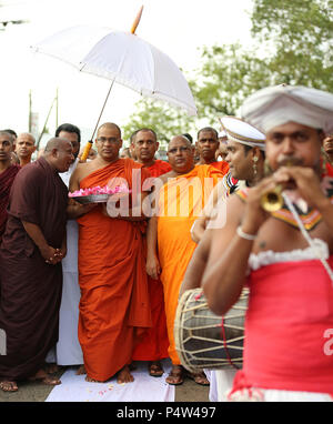 Colombo, Sri Lanka. 22 Juin, 2018. Galagoda Gnanasara Thero Atte(L2), qui a été condamné à six mois de prison ferme, a été libéré sous caution sur deux cautions de Rs.500 000 $ chacun et empêché de se rendre à l'étranger par le tribunal d'instance de Moka, moka dans près de la capitale Colombo Sri Lanka, Vendredi 22 Juin 2018 Crédit : Lahiru Harshana/Pacific Press/Alamy Live News Banque D'Images