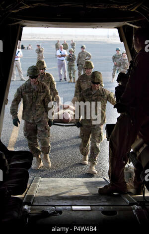 U.S. Army combat medics, avec le 86e Hôpital de soutien au combat, faire une victime simulée sur un MV-22 Osprey pendant un exercice de formation conjointe avec les Marines du milieu marin de l'escadron à rotors basculants - 364 (VMM-364), au Camp Arifjan, au Koweït, le 8 mai 2017. Banque D'Images