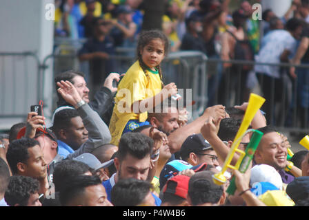 Sao Paolo, Brésil. 22 Juin, 2018. Fans accompagner le match entre le Brésil et le Costa Rica, valide pour la Coupe du Monde 2018, dans la vallée de l'Anhangabaú, à São Paulo (SP). Credit : Adeleke Fote/Pacific Press/Alamy Live News Banque D'Images