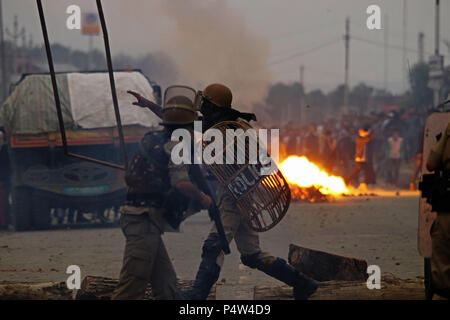 L'Inde. 22 Juin, 2018. Des affrontements ont éclaté à Srinagar après un des militants locaux tués dans un gunbattle militantisme dans sud infestées du Cachemire sous contrôle indien, district d'Anantnag cachemire, vendredi 22 juin 2018, au moins quatre militants d'un civil et policier tué : Crédit Umer Asif/Pacific Press/Alamy Live News Banque D'Images