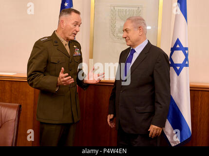 Le chef d'état-major interarmées, le général Joseph Dunford rencontre le Premier ministre israélien Benjamin Netanyahu à son bureau à Jérusalem, le 9 mai 2017. Banque D'Images