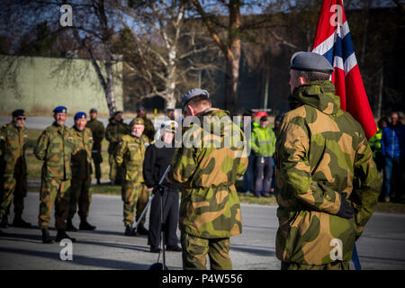 Home Guard norvégien 12 commandant de base, le Colonel Hakon, Warø s'adresse à la foule célébrant le jour de la Victoire en Europe, dans la région de Stjørdal, la Norvège, le 8 mai 2017. Le jour de la Victoire en Europe, connu sous le nom de Jour de la Victoire, commémore les alliés de la Seconde Guerre mondiale, l'acceptation de l'Allemagne nazie, reddition sans conditions de ses forces armées. La Force de rotation maritime Europe 17.1 est la présence déployées à l'avant de la région nordique. Banque D'Images