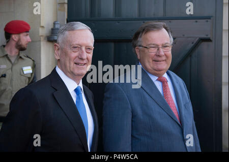 Le Secrétaire de la Défense Jim Mattis et ministre de la défense danois Claus Hjort Frederiksen attendre Coalition mondiale sur la défaite d'ISIS les participants d'arriver à Eigtveds Pakhus à Copenhague, Danemark, 9 mai 2017. (DOD Banque D'Images