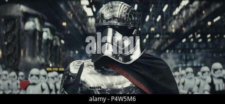 Titre original : STAR WARS : ÉPISODE VIII-LE DERNIER JEDI. Titre en anglais : STAR WARS : ÉPISODE VIII-LE DERNIER JEDI. Film Réalisateur : RIAN JOHNSON. Année : 2017. Stars : GWENDOLINE CHRISTIE. Credit : WALT DISNEY PICTURES/LUCASFILM / Album Banque D'Images