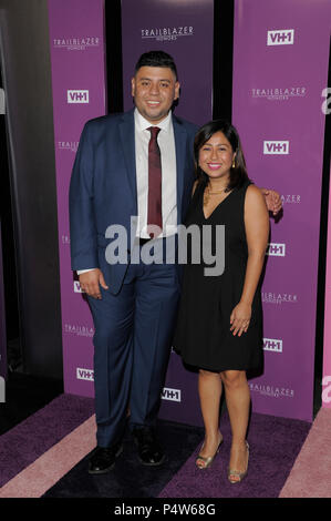 NEW YORK, NY - 21 juin : Ricardo Campos et Cristina Jimenez assister à la 2018 VH 1 Trailblazer rend hommage à la Cathédrale Saint-Jean le Divin de New York le 21 juin 20 Banque D'Images