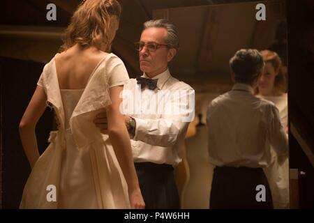 Titre original : PHANTOM THREAD. Titre en anglais : PHANTOM THREAD. Film Réalisateur : Paul Thomas Anderson. Année : 2017. Stars : DANIEL DAY-LEWIS ; VICKY KRIEPS. Credit : ANNAPURNA PÌCTURES/FOCUS/GHOULARDI FILM COMPANY / Album Banque D'Images