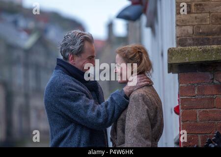 Titre original : PHANTOM THREAD. Titre en anglais : PHANTOM THREAD. Film Réalisateur : Paul Thomas Anderson. Année : 2017. Stars : DANIEL DAY-LEWIS ; VICKY KRIEPS. Credit : ANNAPURNA PÌCTURES/FOCUS/GHOULARDI FILM COMPANY / Album Banque D'Images