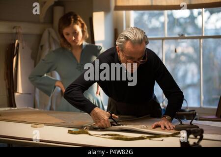 Titre original : PHANTOM THREAD. Titre en anglais : PHANTOM THREAD. Film Réalisateur : Paul Thomas Anderson. Année : 2017. Stars : DANIEL DAY-LEWIS ; VICKY KRIEPS. Credit : ANNAPURNA PÌCTURES/FOCUS/GHOULARDI FILM COMPANY / Album Banque D'Images