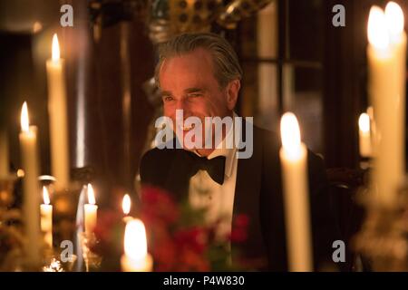 Titre original : PHANTOM THREAD. Titre en anglais : PHANTOM THREAD. Film Réalisateur : Paul Thomas Anderson. Année : 2017. Stars : DANIEL DAY-LEWIS. Credit : ANNAPURNA PÌCTURES/FOCUS/GHOULARDI FILM COMPANY / Album Banque D'Images