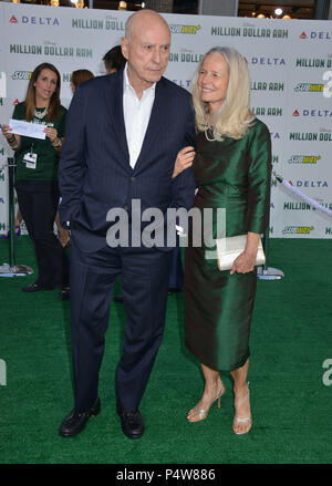 Alan Arkin et épouse à la Million Dollar Arm Première au El Capitan Theatre de Los Angeles.Alan Arkin et femme ------------- Red Carpet Event, Vertical, USA, Cinéma, Célébrités, photographie, Bestof, Arts, Culture et divertissement, Célébrités Topix fashion / Vertical, Best of, événement dans la vie d'Hollywood, Californie - Tapis rouge et en backstage, USA, Cinéma, Célébrités, cinéma, télévision, Célébrités célébrités musique, photographie, Arts et culture, Bestof, divertissement, Topix, verticale de la famille de l'année 2014, enquête tsuni@Gamma-USA.com , Mari et femme Banque D'Images