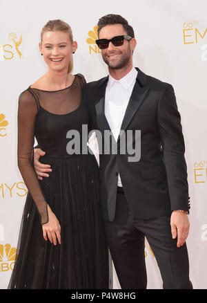 Behati Prinsloo, Adam Levine 066 à la 66e Emmy Awards 2014 au Nokia Center de Los Angeles.Behati Prinsloo, Adam Levine 066 ------------- Red Carpet Event, Vertical, USA, Cinéma, Célébrités, photographie, Bestof, Arts, Culture et divertissement, Célébrités Topix fashion / Vertical, Best of, événement dans la vie d'Hollywood, Californie - Tapis rouge et en backstage, USA, Cinéma, Célébrités, cinéma, télévision, Célébrités célébrités musique, photographie, Arts et culture, Bestof, divertissement, Topix, verticale de la famille de l'année 2014, , tsuni@Gamma-USA.com Husba enquête Banque D'Images