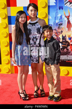 Ming-Na et enfants Michaela Zee et Dominic Cooper Zee 118 arrivant à la première du film Lego au Westwood Village Theatre de Los Angeles.Ming-Na et enfants Michaela Zee et Dominic Cooper Zee 118 ------------- Red Carpet Event, Vertical, USA, Cinéma, Célébrités, photographie, Bestof, Arts, Culture et divertissement, Célébrités Topix fashion / Vertical, Best of, événement dans la vie d'Hollywood, Californie - Tapis rouge et en backstage, USA, Cinéma, Célébrités, cinéma, télévision, Célébrités célébrités musique, photographie, Arts et culture, Bestof, divertissement, Topix vert Banque D'Images