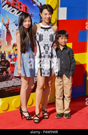 Ming-Na et enfants Michaela Zee et Dominic Cooper Zee 119 arrivant à la première du film Lego au Westwood Village Theatre de Los Angeles.Ming-Na et enfants Michaela Zee et Dominic Cooper Zee 119 ------------- Red Carpet Event, Vertical, USA, Cinéma, Célébrités, photographie, Bestof, Arts, Culture et divertissement, Célébrités Topix fashion / Vertical, Best of, événement dans la vie d'Hollywood, Californie - Tapis rouge et en backstage, USA, Cinéma, Célébrités, cinéma, télévision, Célébrités célébrités musique, photographie, Arts et culture, Bestof, divertissement, Topix vert Banque D'Images