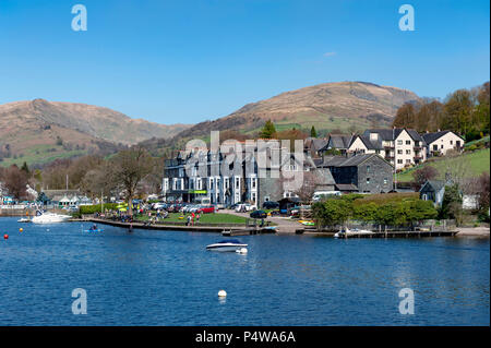 South Lakeland, UK - Avril 2018 : Ambleside, une petite ville au bord du lac situé à la tête du lac Windermere dans le Lake District National Park en fr Banque D'Images