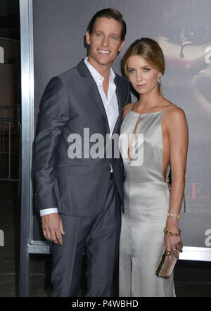 Ward Horton, Annabelle Wallis 640 à l'Annabelle première au théâtre chinois de Grauman à Los Angeles.Ward Horton, Annabelle Wallis 640 cas à Hollywood Life - Californie, Red Carpet Event, USA, Cinéma, Célébrités, photographie, Bestof, Arts, Culture et divertissement, Célébrités, Mode Topix Meilleur de Hollywood, la vie, événement dans la vie d'Hollywood, Californie - Tapis rouge et en backstage, cinéma, télévision, célébrités, célébrités de la musique, des acteurs du Topix même film en salle, et la star ensemble. enquête de crédit, tsuni@Gamma-USA.com Tsuni / USA, 2015 - Groupe, télévision et film cast Banque D'Images