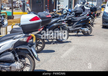 Paleokastritsa, Cofru, Grèce- 10 mai, 2018 moto s'empilent le long de la route au cours de journée ensoleillée. Les deux roues à côté des parcs Banque D'Images