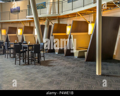 Restaurant contemporain intérieur avec tables et sièges dans des tons brun booth Banque D'Images