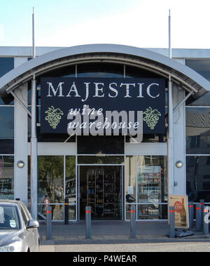 Reading, Royaume-Uni - 21 juin 2018 : entrée de l'entrepôt de vin majestueux à la Station Shopping Park Banque D'Images