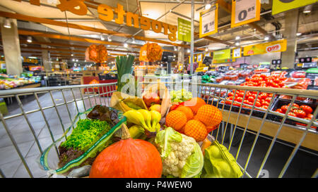 Épicerie le chariot de supermarché rempli de produits alimentaires frais et sain du point de l'avis des consommateurs sur les fruits et légumes se Banque D'Images