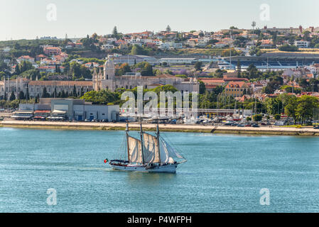 Lisbonne, Portugal - le 19 mai 2017 : Voilier Leao La Caleta va dans le Tage, Lisbonne, Portugal. Le Leao La Caleta est un classique 3-goélette mât de Banque D'Images