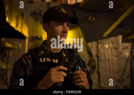 Haïfa, Israël (9 mai 2017) Ensign Tanner, Hudson de Littleton, Colorado, monte la garde à bord de la classe Arleigh Burke destroyer lance-missiles USS Ross (DDG 71) au cours d'un service dans le port de Haïfa, Israël, le 9 mai 2017. Ross, l'avant-déployé à Rota, Espagne, mène des opérations navales dans la sixième flotte américaine zone d'opérations à l'appui de la sécurité nationale des États-Unis en Europe et en Afrique. Banque D'Images