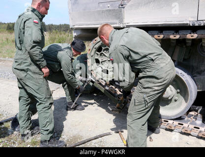 Grafenwoehr, l'Allemagne (10 mai 2017) - Les soldats de l'armée polonaise mène des opérations de véhicules hâtives, ici. L'Europe forte Défi du réservoir est co-organisé par l'Europe de l'armée américaine et l'armée allemande, 12 mai 2017. Le concours est conçu pour projeter une présence dynamique, favoriser le partenariat militaire, de promouvoir l'interopérabilité et la concurrence. Banque D'Images