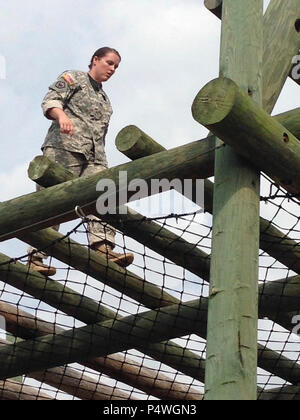 Texas Army National Guard soldat, le Capt Jennifer Inciarte, passe son chemin sur le premier obstacle défi au cours de jour zéro Air Assault school, Camp Gruber, Centre de formation, en Oklahoma, Bragg 9 mai 2017. Agression de l'armée de l'air est une école de 10 jours destiné à préparer les soldats à l'insertion, l'évacuation, et pathfinder missions qui nécessitent l'utilisation d'hélicoptères d'assaut et de transport polyvalent. Banque D'Images